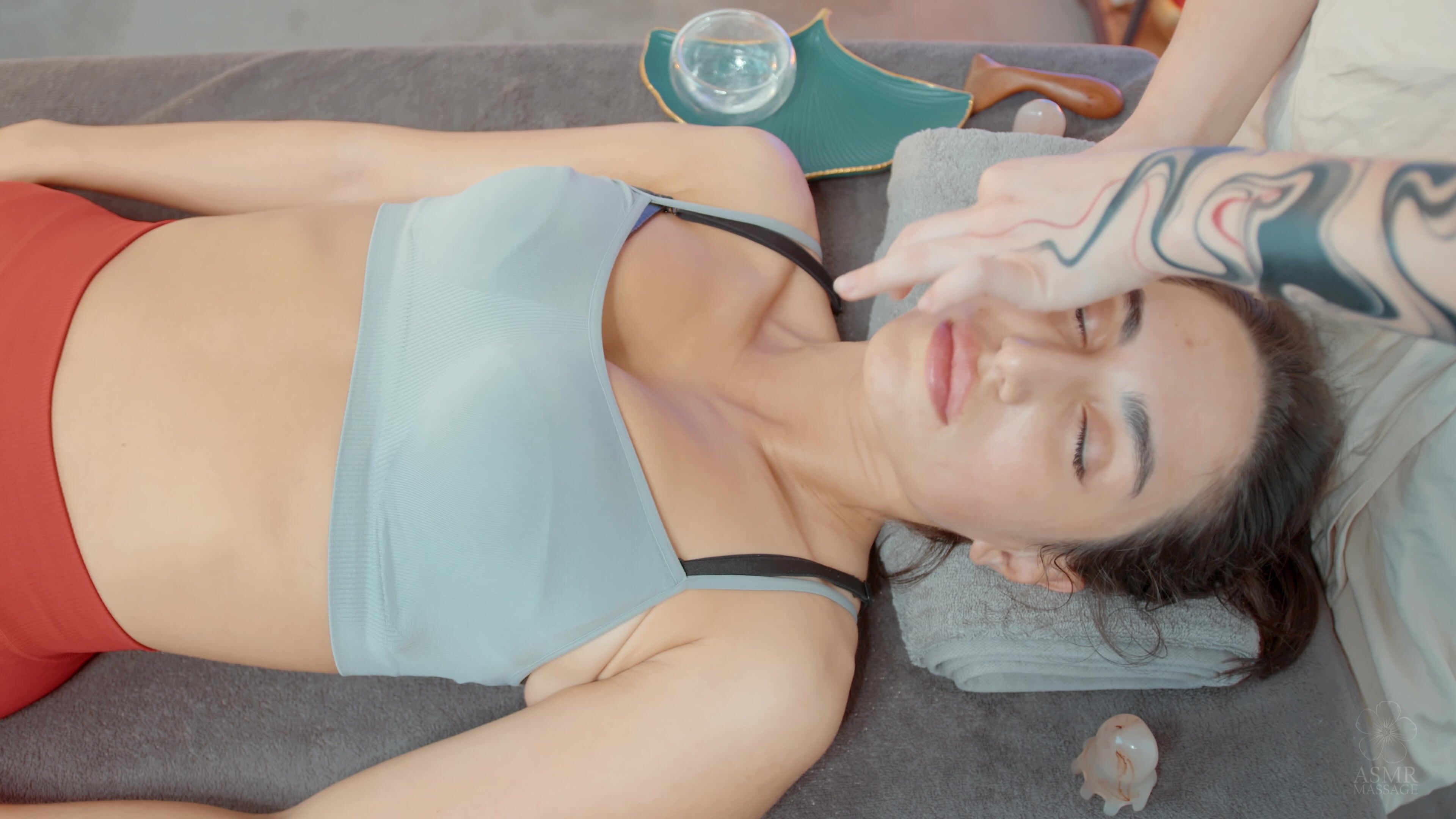 Face Massage by Yolana to Nisa